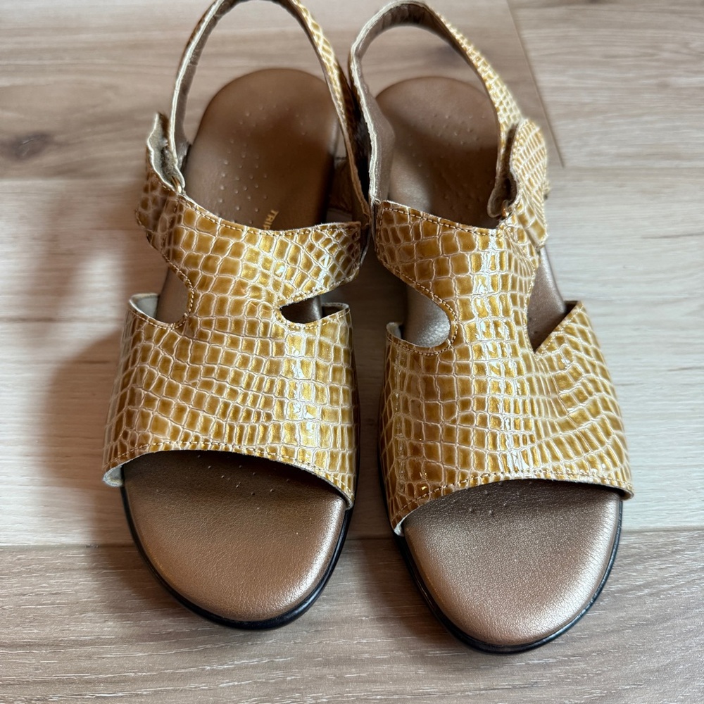 SAS Women's Croc-Embossed Gold‎ Sandals